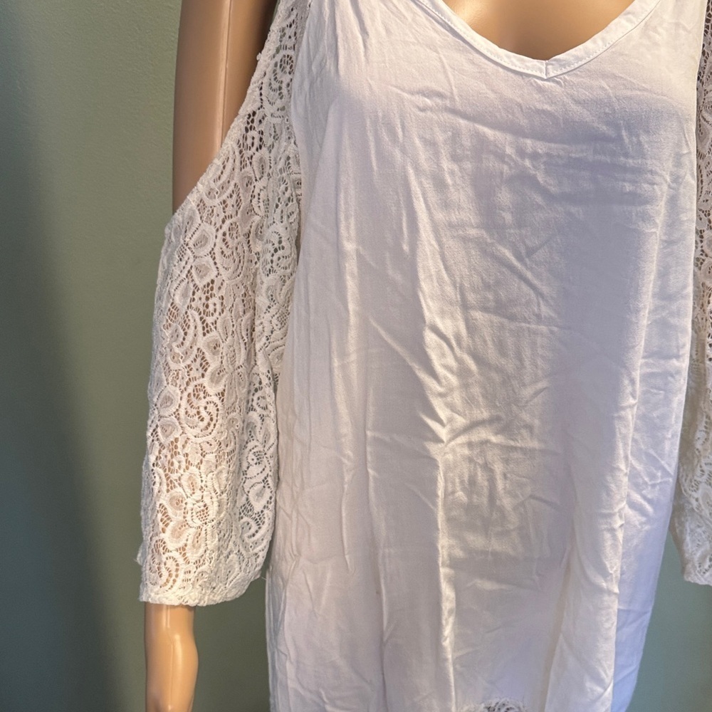 Elegant White Lace Cold Shoulder Top - Picture 3 of 4